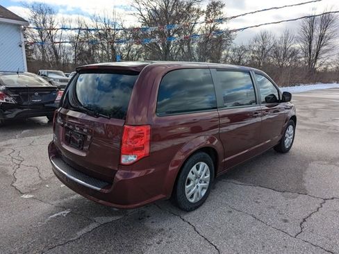 Used 2018 Dodge Grand Caravan SE image 3