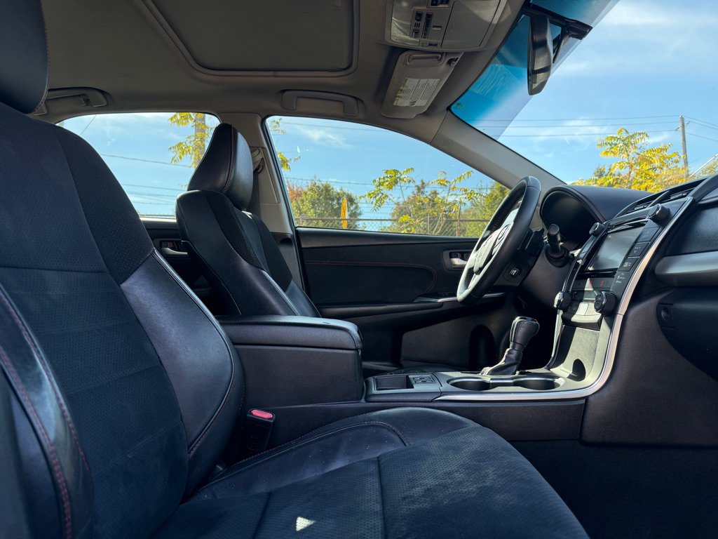 Used 2016 Toyota Camry XSE w/ Moonroof Package FWD image 9