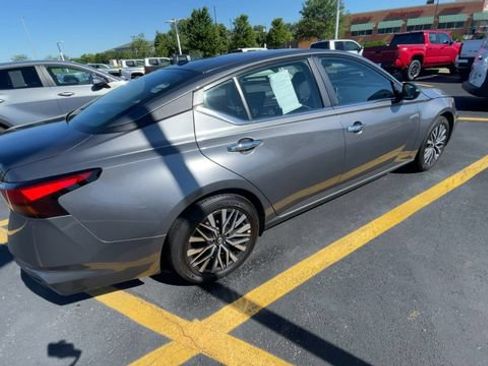 Used 2025 Nissan Altima 2.5 SV FWD image 2