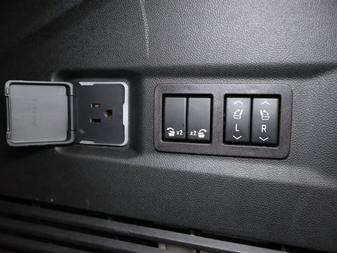 Used 2023 Chevrolet Tahoe Premier AWD/4WD image 29