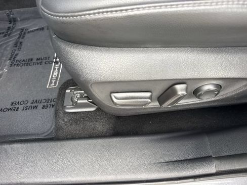 Used 2021 Toyota Highlander XSE FWD image 12