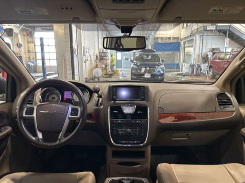 Used 2013 Chrysler Town & Country Touring-L w/ Driver Convenience Group image 15