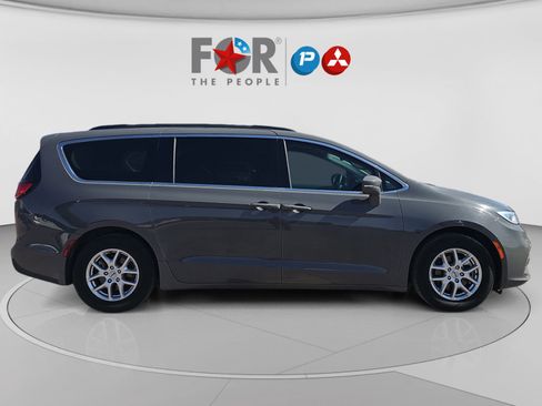Used 2022 Chrysler Pacifica Touring-L FWD image 6