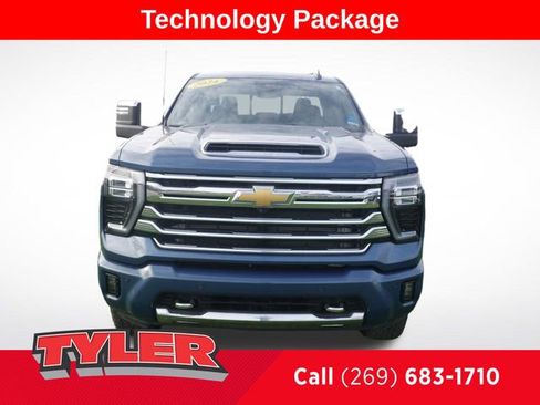 Used 2024 Chevrolet Silverado 2500 High Country w/ High Country Premium Package AWD/4WD image 2