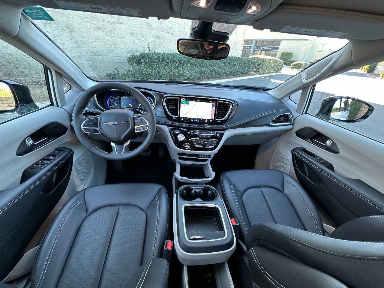 Used 2024 Chrysler Pacifica Limited FWD image 3
