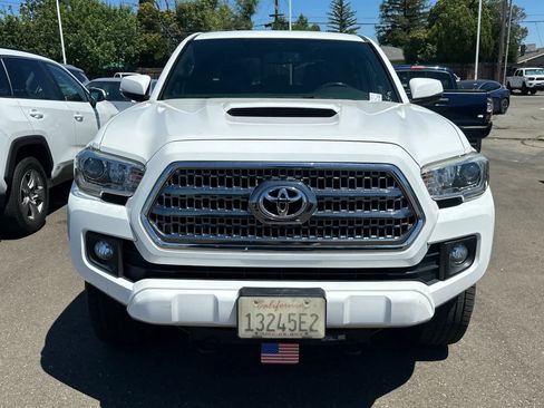Used 2017 Toyota Tacoma TRD Sport AWD/4WD image 2