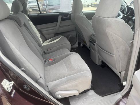 Used 2012 Toyota Highlander FWD w/ Tech Pkg image 9