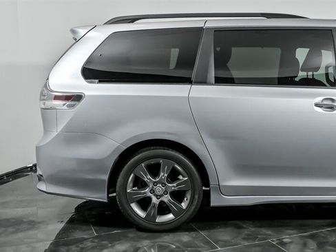 Used 2016 Toyota Sienna SE w/ SE Preferred Package FWD image 10