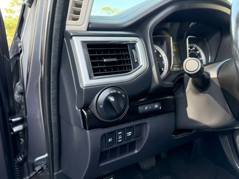 Used 2017 Nissan Titan SV AWD/4WD image 17