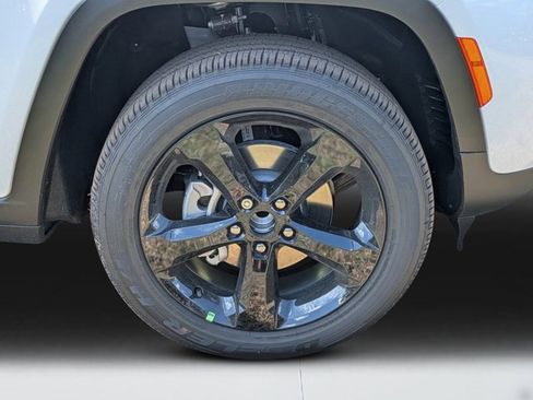 New 2025 Jeep Grand Cherokee Altitude image 31