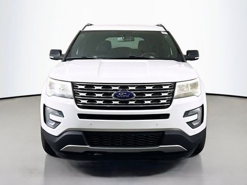 Used 2017 Ford Explorer XLT w/ Equipment Group 202A FWD image 4
