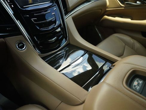 Used 2020 Cadillac Escalade ESV Platinum AWD/4WD image 31