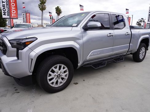Used 2025 Toyota Tacoma SR5 AWD/4WD image 4