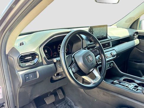 Used 2025 Honda Pilot Touring image 9