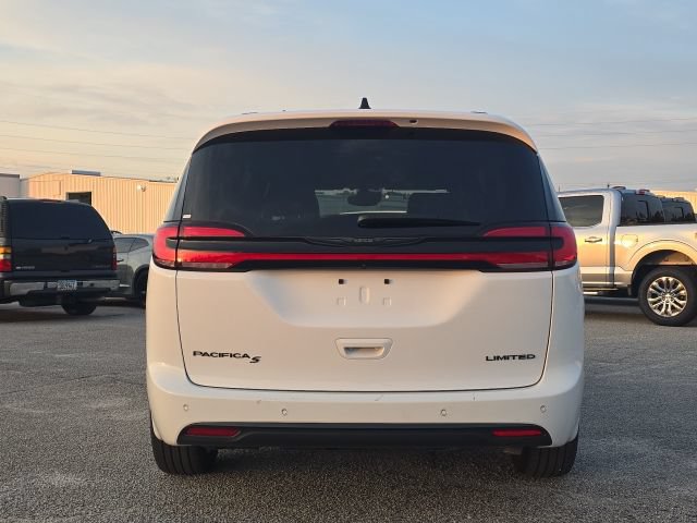 Used 2025 Chrysler Pacifica Limited FWD image 4