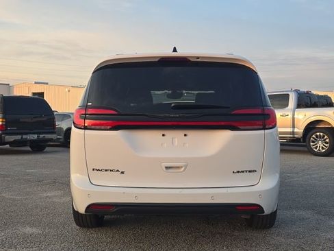 Used 2025 Chrysler Pacifica Limited FWD image 4