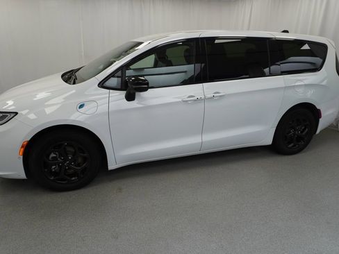 Used 2024 Chrysler Pacifica Select image 24