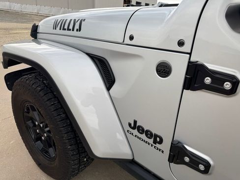 Used 2022 Jeep Gladiator Willys AWD/4WD image 14