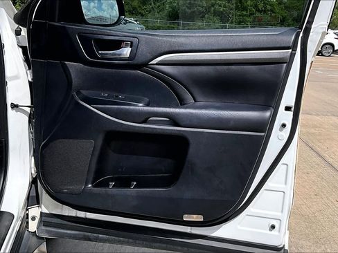 Used 2018 Toyota Highlander SE FWD image 22