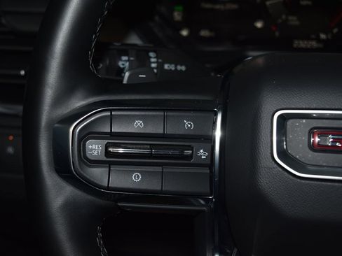 Used 2025 GMC Acadia Elevation image 9