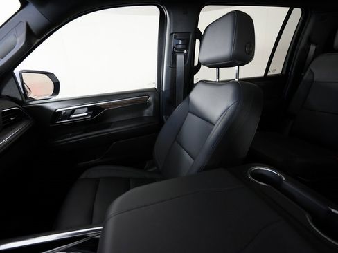 Used 2025 Chevrolet Suburban Z71 w/ Comfort Package image 43