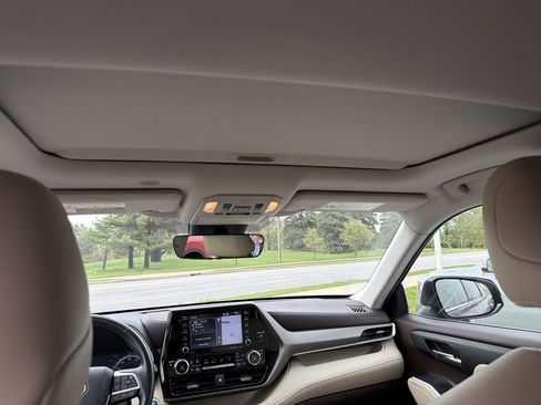 Used 2022 Toyota Highlander XLE AWD/4WD image 59