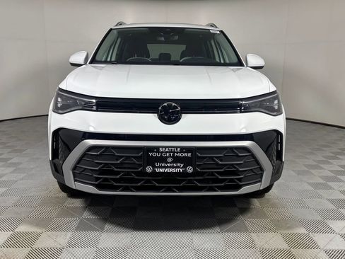 Used 2025 Volkswagen Taos SE image 2