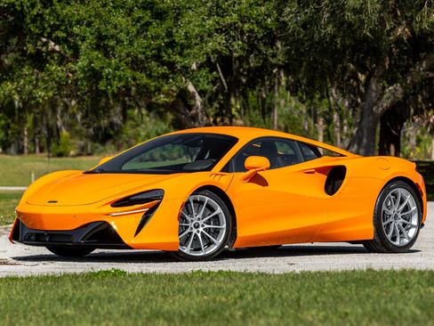 Used 2024 McLaren Artura RWD image 8