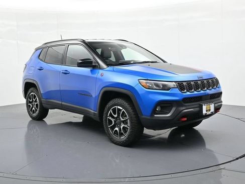 Used 2025 Jeep Compass Trailhawk AWD/4WD image 4