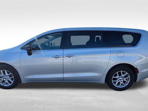 Used 2024 Chrysler Pacifica Touring-L image 8