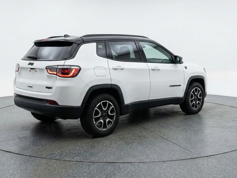 Used 2025 Jeep Compass Trailhawk image 9
