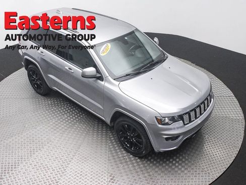 Used 2017 Jeep Grand Cherokee Altitude AWD/4WD image 3