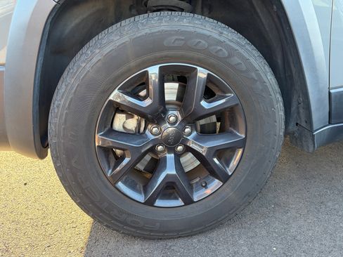 Used 2019 Jeep Cherokee Latitude AWD/4WD image 6