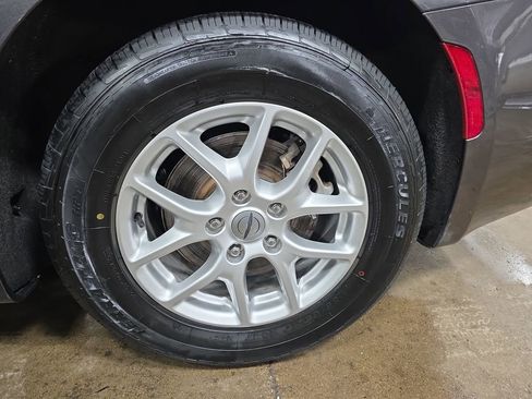 Used 2023 Chrysler Voyager LX image 32