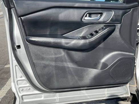 Used 2025 Nissan Rogue SV FWD image 18