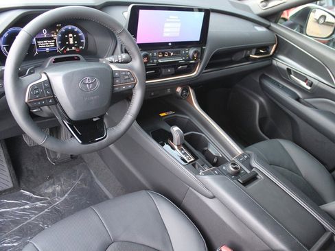 Used 2026 Toyota Highlander Platinum AWD/4WD image 2