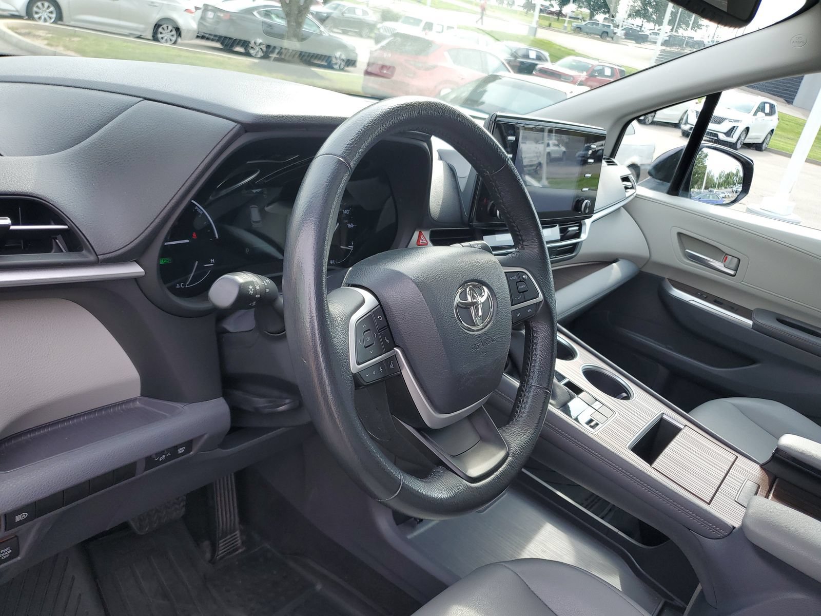 Certified 2024 Toyota Sienna XLE FWD image 18