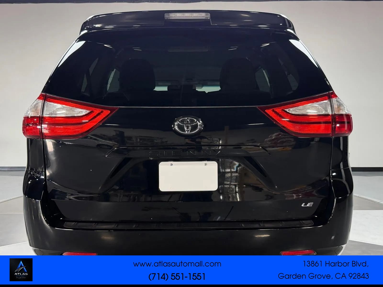 Used 2017 Toyota Sienna LE w/ Preferred Accessory Package FWD image 5
