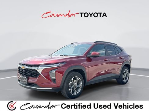 Used 2025 Chevrolet Trax LT FWD image 1