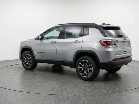 Used 2025 Jeep Compass Trailhawk image 6
