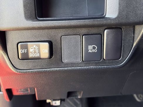 Certified 2018 Toyota Tacoma SR5 RWD image 38