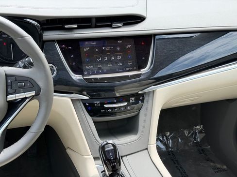 Used 2024 Cadillac XT6 Premium Luxury w/ Technology Package AWD/4WD image 39