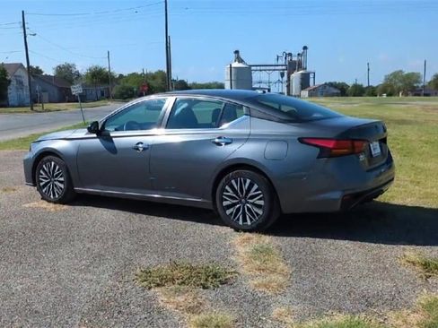 Used 2024 Nissan Altima 2.5 SV image 6