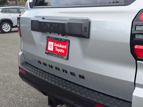 Certified 2025 Toyota 4Runner SR5 AWD/4WD image 13