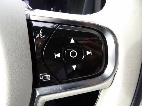 Certified 2024 Volvo XC60 B5 Plus w/ Climate Package image 20