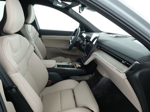 Used 2025 Volvo EX90 Plus image 25
