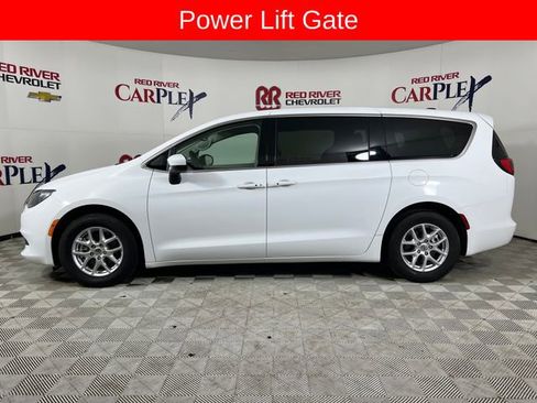 Used 2023 Chrysler Voyager LX image 6