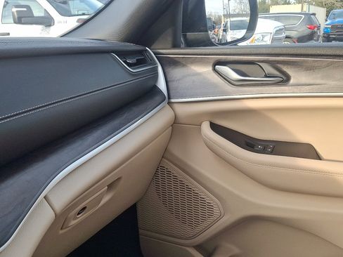 Used 2023 Jeep Grand Cherokee Limited w/ Black Appearance Package image 31