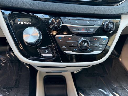 Used 2024 Chrysler Pacifica Touring-L FWD image 40