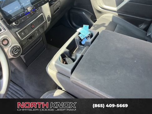 Used 2018 Nissan Titan SV AWD/4WD image 9